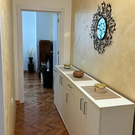 Old Town Apartment *
