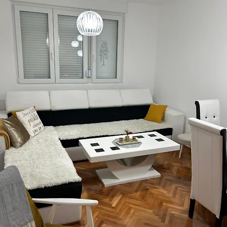 Old Town Apartment *